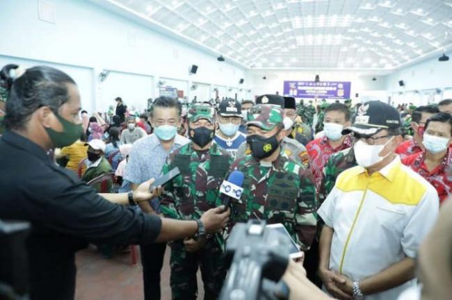 Wakil Ketua DPRD Inhil Dampingi Pangdam I/BB Tinjau Vaksinasi Massal