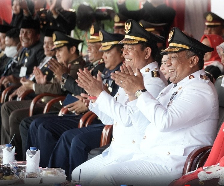 Penurunan Bendera Merah Putih di HUT ke-81 RI di Rokan Hulu Berjalan Sukses