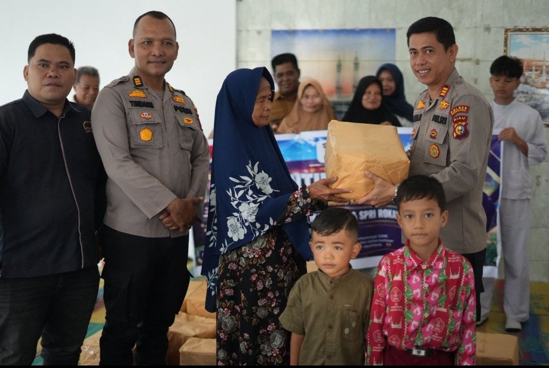 Penuh Keakraban dan Kekeluargaan, Polres Rohul dan DPC SPRI Berbagi Bansos di Desa Suka Maju, Semarak Maulid Nabi dan HUT Polwan ke-78