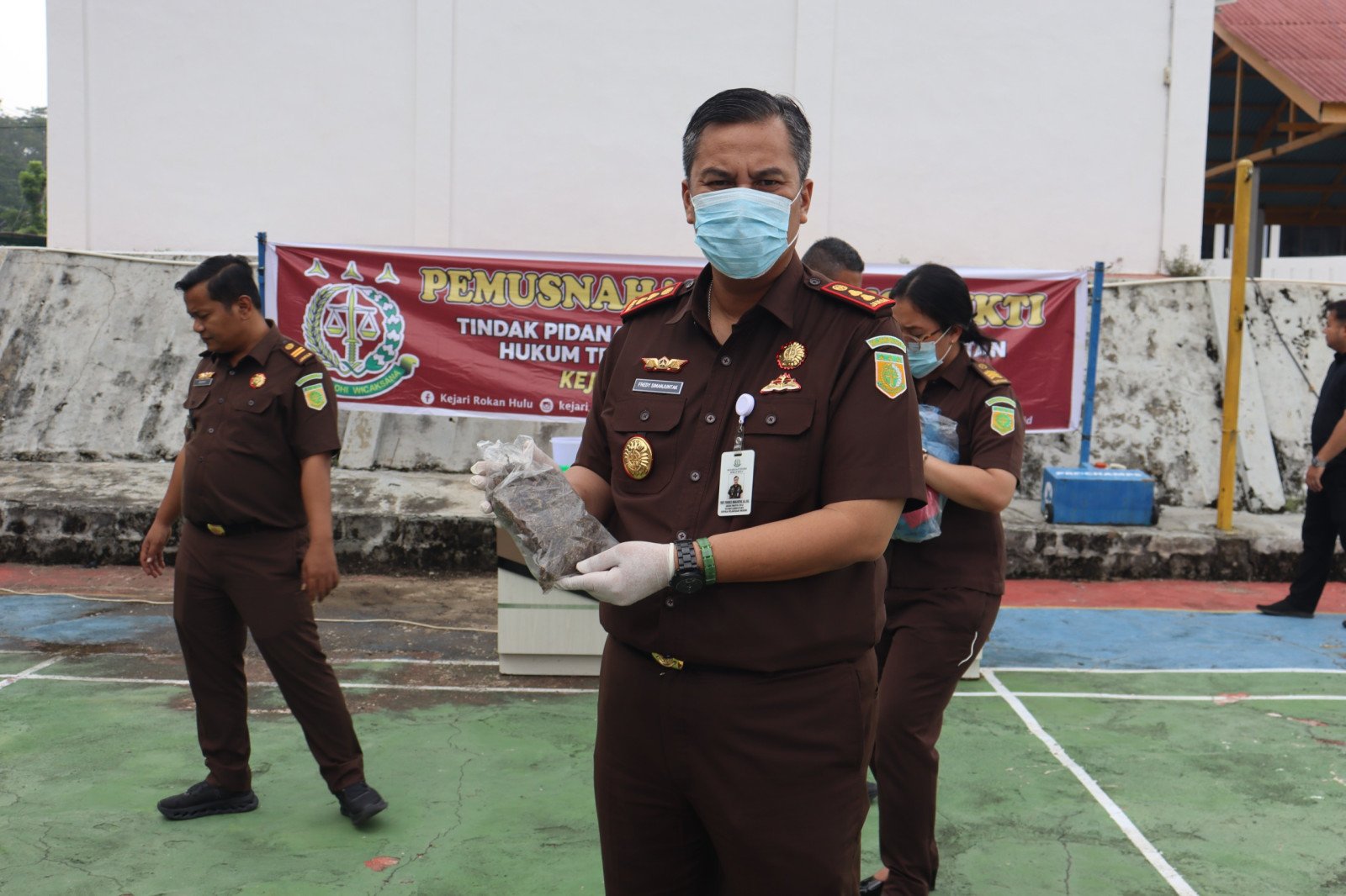 Kejari Rokan Hulu Musnahkan Barang Bukti 78 Perkara yang Sudah Berkekuatan Hukum Tetap