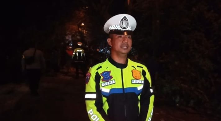 Sigap, Satlantas Polres Rohul Evakuasi Pohon Tumbang di Jalan Lingkar Kilo Meter 4