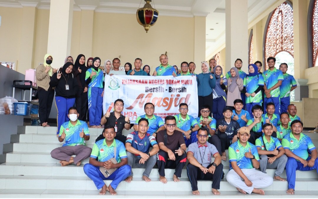 Jelang Hari Bhakti Adhyaksa Ke 64, Kejari Rohul Giat Bersih Bersih Masjid Islamic Center