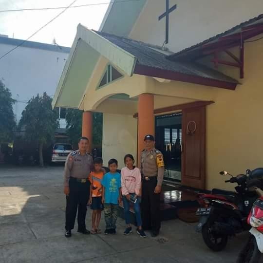 Kanit Shabara dan Bhabinkamtibmas Polsek Pati Kota laksanakan PAM di Gereja Kristus Anugerah
