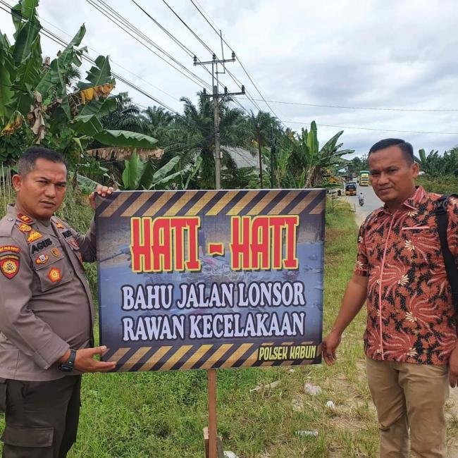 Kapolsek Kabun Pasang Spanduk Himbauan Jalan Rusak Di Rohul