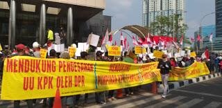 500 Massa AMPUH Gelar Aksi Minta Pimpinan Baru KPK Segera Dilantik