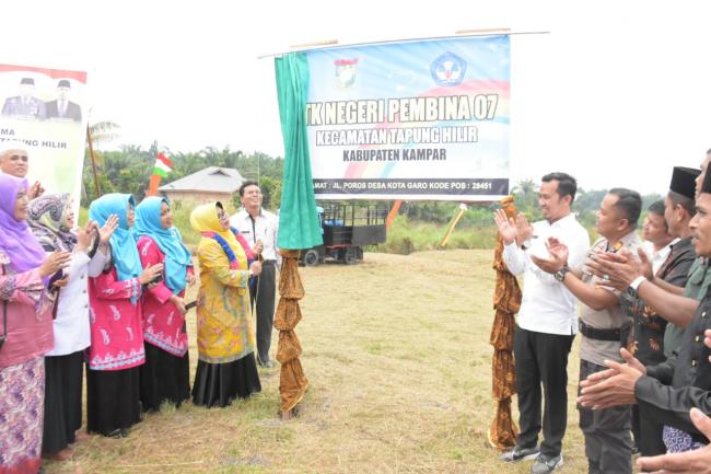 Resmikan Penegerian TK Pembina 7 Tapung Hilir Bunda PAUD Kampar Letakkan Batu PertamaÂ
