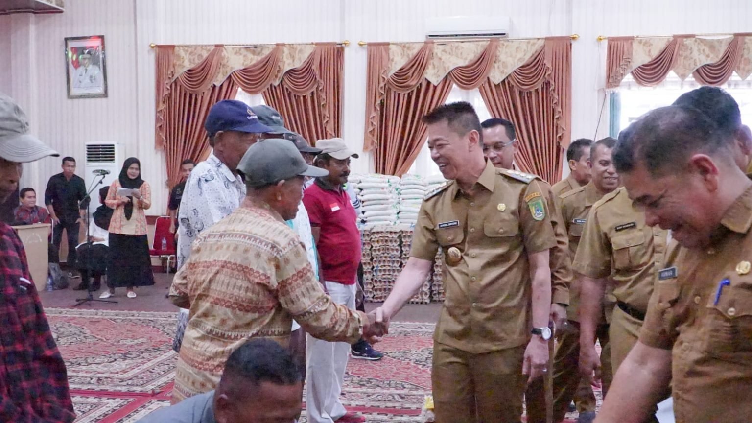 Temu Ramah Dengan Abang Becak dan Gerobak, Bupati Rohil Serahkan Bantuan Sembako