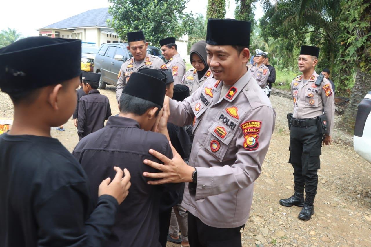 Wakapolres Rohul Berbagi Sembako Di Panti Asuhan Al Uswah