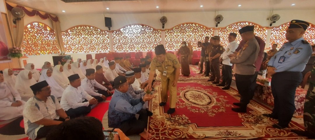 Jelang Keberangkatan Calon Jamaah Haji, Bupati H Sukiman Gelar Tepung Tawar Bagi Para Jemaah
