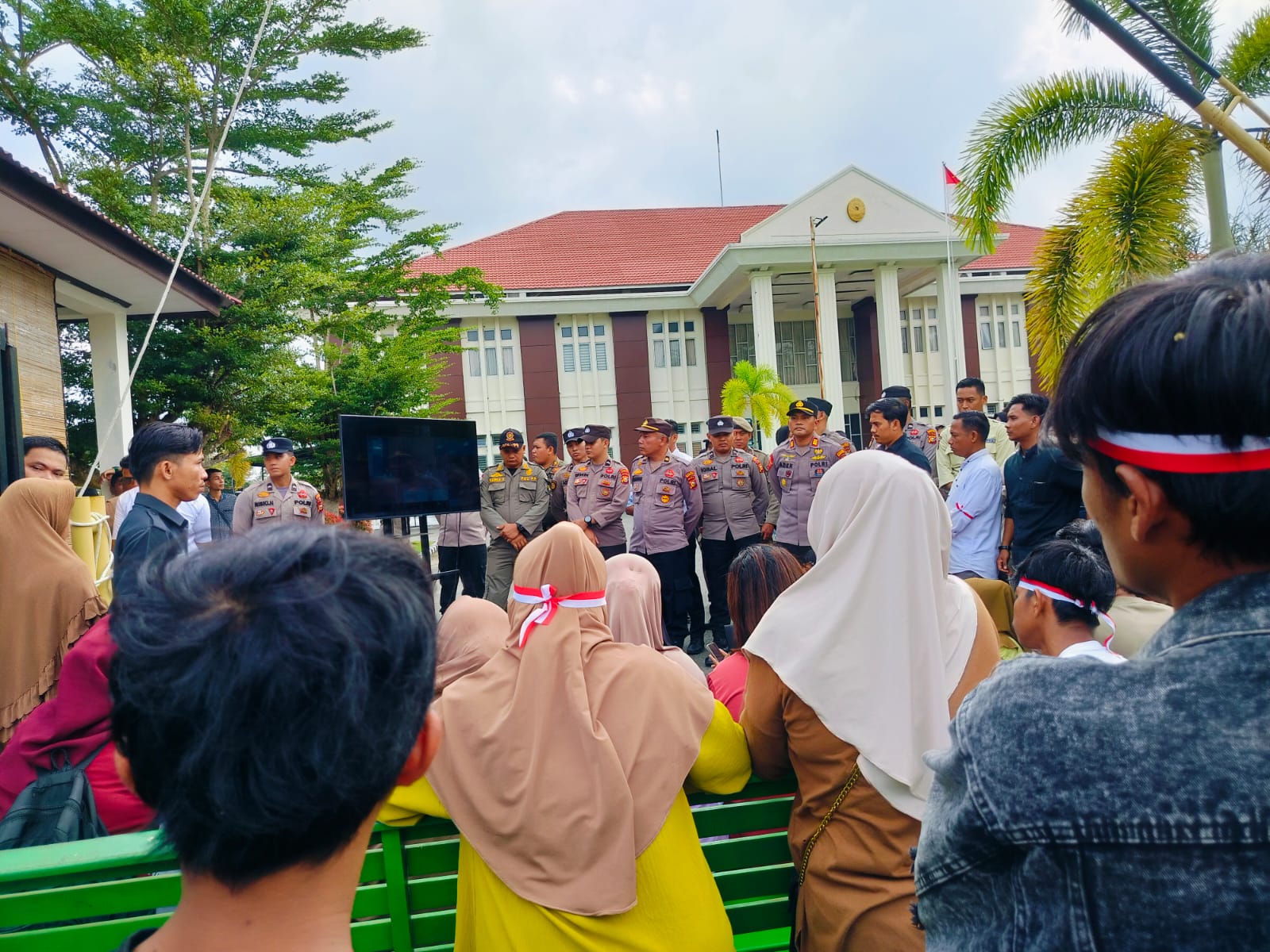 Aksi Damai Dipengadilan Negeri Oleh Masyarakat Rambah Tengah Berlangsung Kondusif