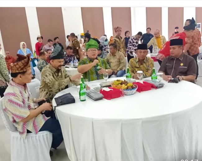Berkopiah Hitam Ahmad Syah Harrofie dampingi Menristek Kunker di ST2P Langgam
