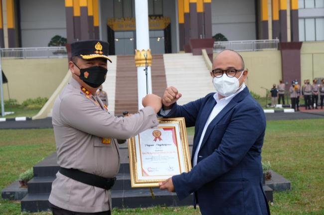 Dinilai Berhasil Berantas Narkoba, Kapolda Riau Menerima Penghargaan