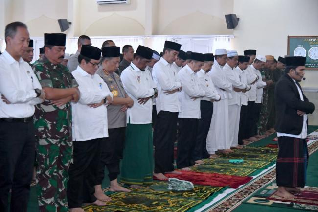 Sebelum Tinjau Kebakaran Hutan di Riau, Presiden Jokowi Laksanakan Sholat Istiqo