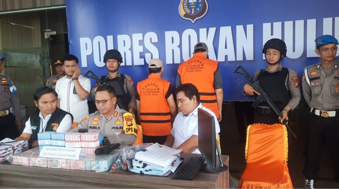 Menggunakan Baju Tahanan, HI dan JT Tertunduk saat Gelar Konferensi Pers