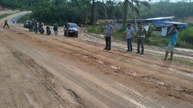 Satpol PP Kampar Tegur Kontraktor akibat jalan Umum Licin penuh dengan Tanah