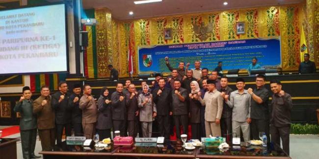 Bersama Pimpinan Dan Banggar DPRD, Pemerintah Pekanbaru Mengesahkan APBD-P 2019 Dan APBD 2020