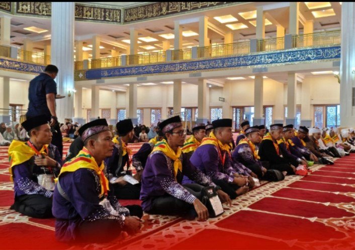 Keberangkatan JCH Kloter 9 asal Rohul, Wabup Syafaruddin Poti Lepas 169 JCH pada Hari Pertama