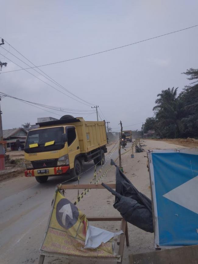 Jalan Lintas Perawang KM 11 yang selama ini rusak sekarang sudah di perbaiki