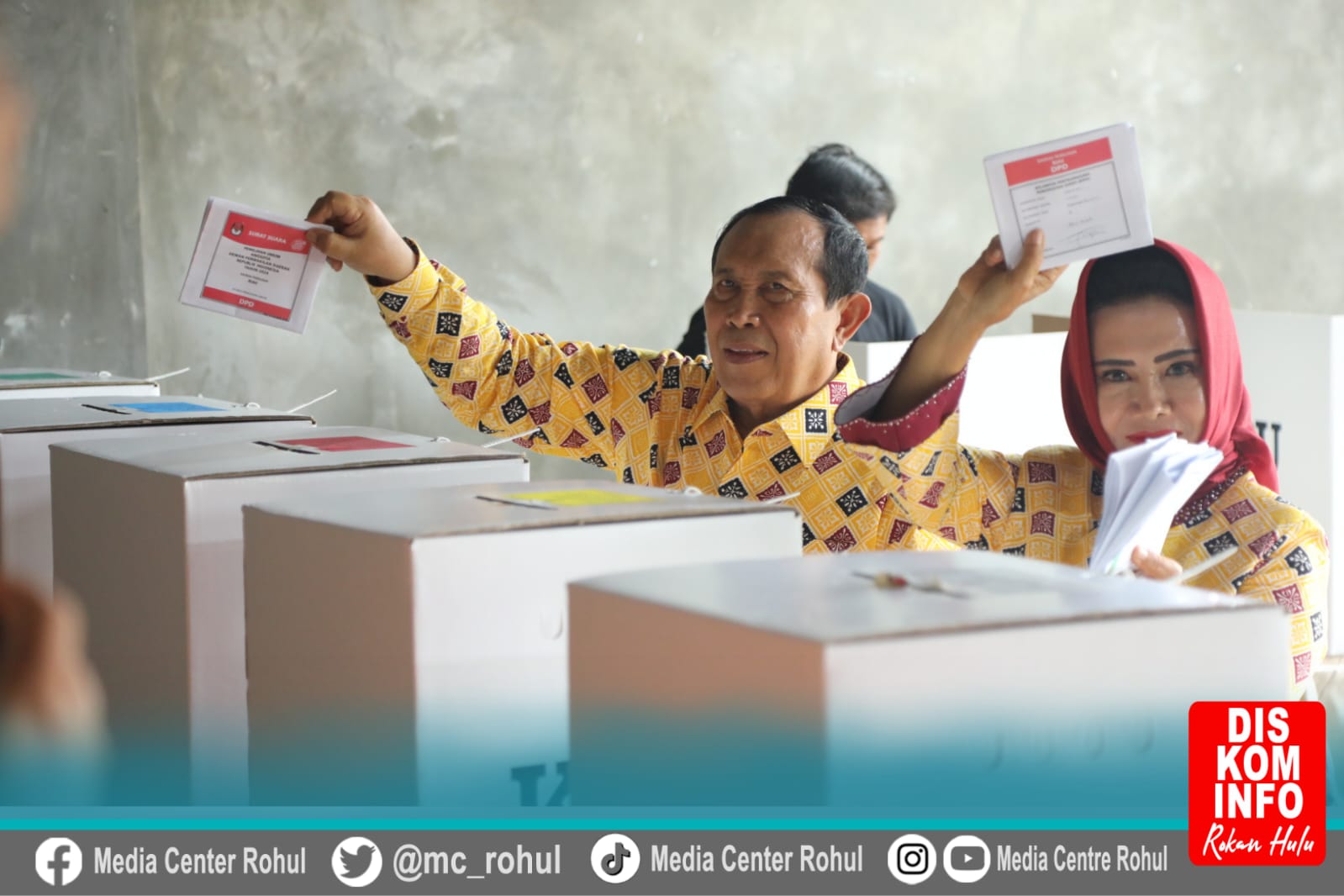 Nyoblos di TPS 20, H Sukiman dan Istri Gunakan Hak Pilih