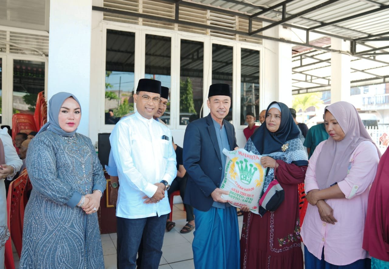 Bupati Rohil Bagikan 200 Paket Sembako dan Daging Qurban saat Perayaan Idul Adha 1444H