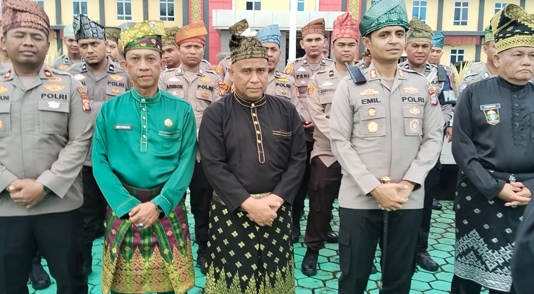 11 ribu Anggota Polda Riau Serentak Menggunakan Tanjak