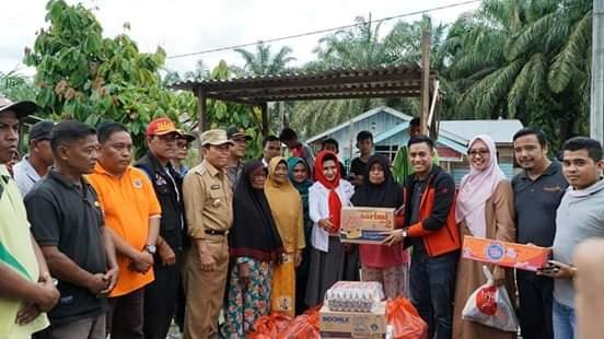 Bupati Rokan Hulu salurkan bantuan kepada warga terdampak banjir di Kecamatan Bonai Darussalam 