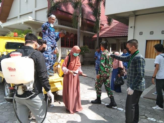 HMI Cab. Pekanbaru, BEM Unilak & Lanud Roesmin Nurjadin Melakukan Penyemprotan Disinfektan Guna Cega
