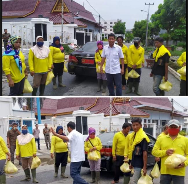 Ketua DPRD Provinsi Riau Berbagi Rezeki dengan Petugas Kebersihan Kota Pekanbaru