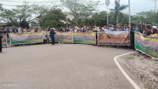 Ratusan Warga Rantau Kasai Demo di Dua Lokasi Sampaikan Aspirasi