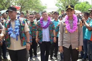 Momentum Perayaan May Day, Kapolres Rokan Hulu Serahkan Secara Simbolis Bibit Pohon F-SPTI_K-SPSI