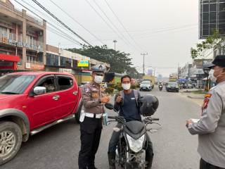 Peduli Kesehatan di Tengah Kabut Asap,Polres Rohul dan Polsek Jajaran Bagikan Ribuan Masker kepada Pengguna Jalan