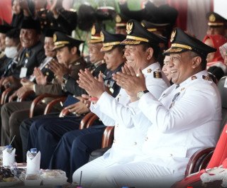 Penurunan Bendera Merah Putih di HUT ke-81 RI di Rokan Hulu Berjalan Sukses