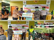 Kades Sebauk Tamrin Salurkan BLT-DD dan Ratusan Masker