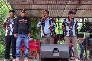 Ketua PAC IPK Ujung Batu Gunting Pita Peresmian Sekretariat Ranting IPK Ngaso