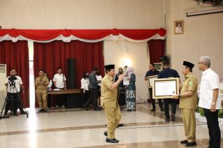 Terbaik II Dalam Penyaluran KUR dan Ultra Mikro, Bupati H. Sukiman Terima Penghargaan