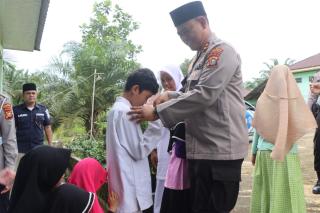 Kapolres Rohul Berbagi Sembako Ke Panti Asuhan Al Khairiyah