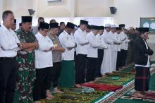 Sebelum Tinjau Kebakaran Hutan di Riau, Presiden Jokowi Laksanakan Sholat Istiqo