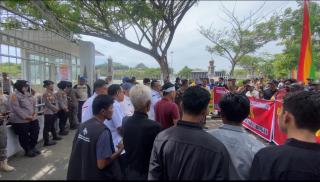 Warga Bangun Jaya Sampaikan Aspirasi Di depan Kantor Bupati