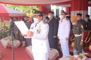 Bupati Sukiman Usai Upacara Peringatan HUT RI Ke 77 Secara Simbolis Bagikan Bendera Merah Putih