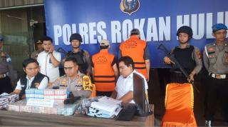Menggunakan Baju Tahanan, HI dan JT Tertunduk saat Gelar Konferensi Pers