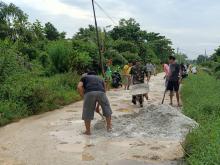 Ajak Warga Binaan Gotong Royong, Babinsa Koramil 05/Sail Melaksanakan Kerja Bhakti Penimbunan Jalam