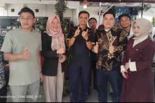 Coffee Morning Bersama Wartawan, Kapolres Rohul Serahkan Bibit Pohon Sebagai Simbol Penghijauan