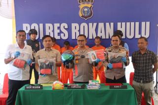 AKBP Budi Setiyono Pimpin Konferensi Pers Tiga Kasus Menonjol