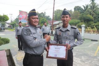 Kalapas Rohul Apresiasi Kinerja Pegawai Dengan Tanda Kenaikan Pangkat