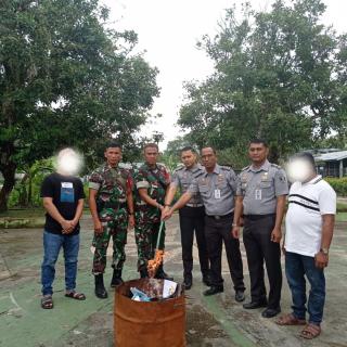 Penggeledahan Blok Hunian WBP Lapas Pasir Pangarayan Bersama Personil TNI