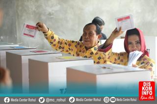 Nyoblos di TPS 20, H Sukiman dan Istri Gunakan Hak Pilih