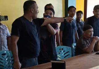 Ribuan Warga Saksikan Sekdes Mengamuk di Balai Adat Rantau Kasai