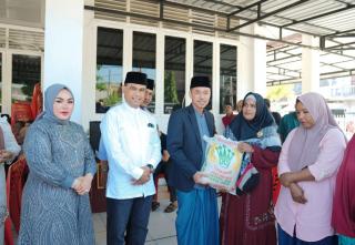 Bupati Rohil Bagikan 200 Paket Sembako dan Daging Qurban saat Perayaan Idul Adha 1444H