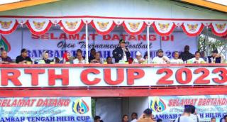 Ditandai Tendangan Bola Pertama, Secara Resmi H, Sukiman Buka Tournament Bola Kaki RTH CUP II