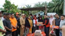 Bupati Rokan Hulu salurkan bantuan kepada warga terdampak banjir di Kecamatan Bonai Darussalam